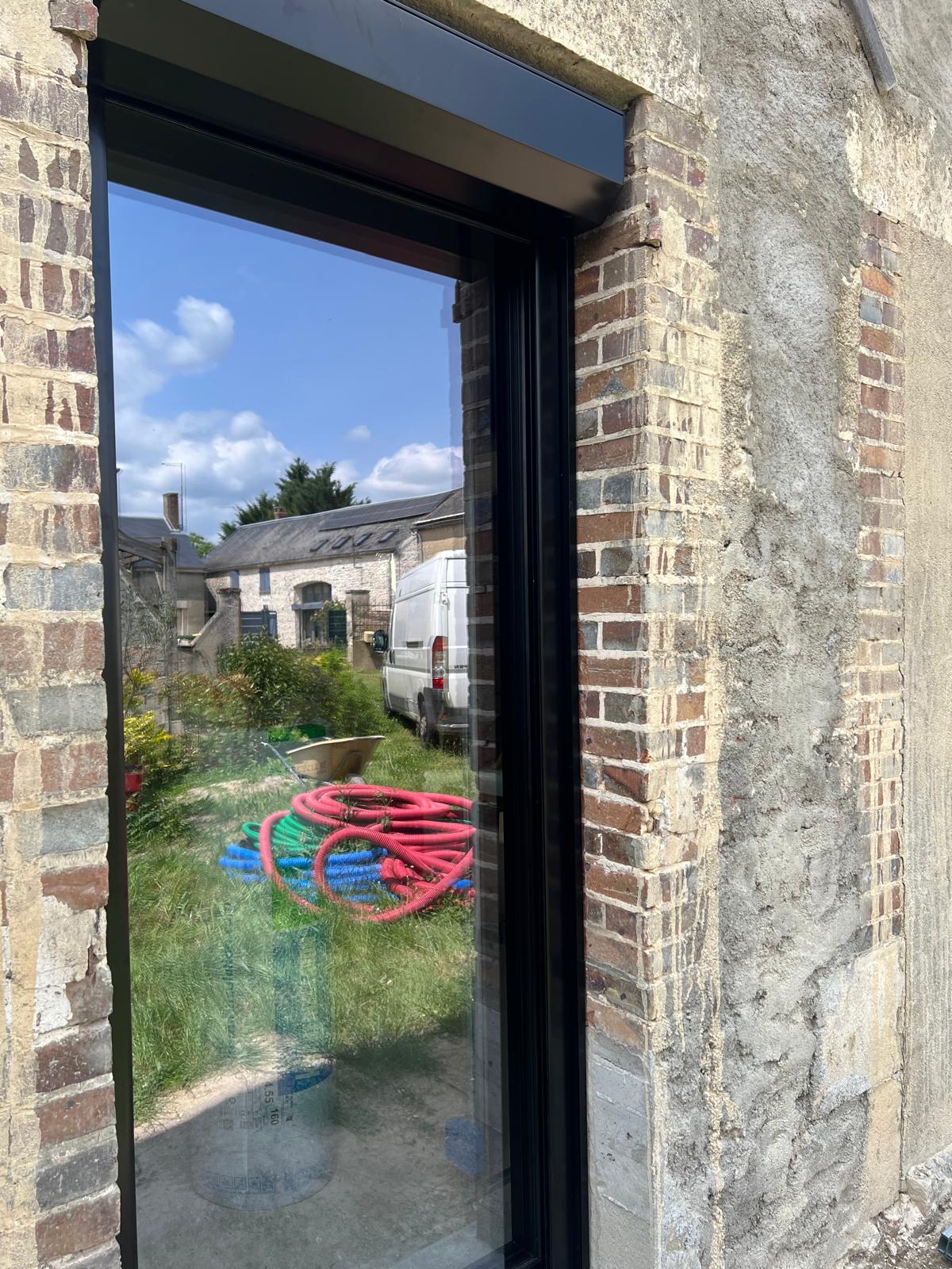 Porte d'entrée et volets sur façade